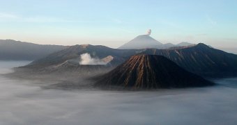 Doğu Java’daki volkanik Semeru ve Bromo dağları 