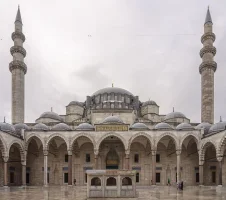 Süleymaniye Camii, Kanuni Sultan Süleyman tarafından Mimar Sinan'a 1551-1558 yılları arasında yaptırılmıştır