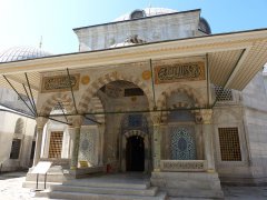 Ayasofya Camii'in avlusunda yer alan Sultan II. Selim'in türbesinin girişi. 