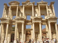 Efes Harabeleri'ndeki Celsus Kütüphanesi 