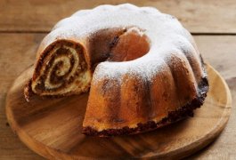 Ceviz, çikolata, haşhaş tohumları, domuz eti, peynir ve daha pek çok çeşit dolguyla yapılan Potica, bir nevi çift renkli kek. Sloven tatlılarının en güzelleri arasında sayabileceğimiz bu kek, Noel zamanları sofraların bir numaralı lezzeti oluyor. Slovenya halkının anne keki diyebiliriz.