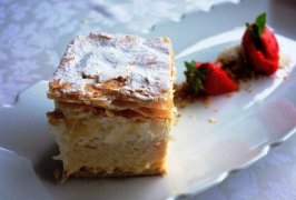 Muhallebi kreması ile doldurulmuş bir kek olan Kremsnita, Slovenya’nın Bled bölgesine özgü bir tatlı olarak nam salmış. Kahve yanında ya da yemek sonrası keyifli bir zamanda size eşlik edebilecek hafif ve güzel bir tatlı. 
