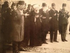 VI. Mehmed İstanbul'dan ayrılmadan önce, devletin bekâsı için Şeyhülislam Nuri Efendi'nin öncülüğünde son sadrazam Ahmed Tevfik Paşa ile dua ederken, 17 Kasım 1922