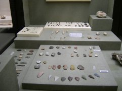 Antalya Müzesinde sergilenen Paleolitik çağa ait Karain Mağarasından elde edilen buluntular