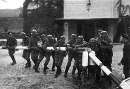 Alman askerleri Polonya sınır kapısını yıkarken, 1 Eylül 1939