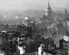 Blitz sonrasında Aziz Paul Katedrali'nden görüldüğü haliyle Londra, 29 Aralık 1940