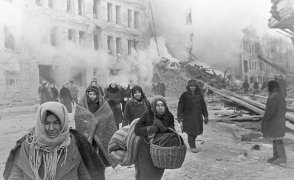 Leningrad Kuşatması sırasında bir Alman bombardımanı sonucu yıkılan evlerinden ayrılan Sovyet siviller, 10 Aralık 1942