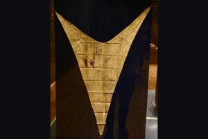 Tutankamon’un mezar odasında bulunan 145 üçgen peştemalden bir örnek.