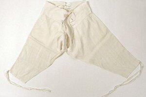1876’da Amerikalı erkekler genellikle bu uzun, krem rengi, beli sıkan pantolon gibi külotlar giyerlerdi.