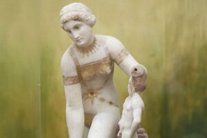 Aşk tanrıçası Venüs, Pompeii’de bulunan Helenistik orijinalinin Roma dönemi kopyası olan bu mermer heykelde bikini giyerken betimleniyor.